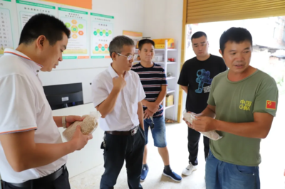 江華瑤族自治縣商務局程達明局長實地考察鎮(zhèn)、村級電商服務站點建設情況